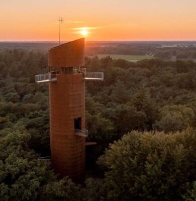 Nieuw gezinsuitje de Speurtocht bij de Bosbergtoren in Appelscha - foto Wierenga Reclame
