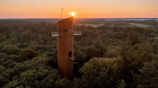 Nieuw gezinsuitje de Speurtocht bij de Bosbergtoren in Appelscha - foto Wierenga Reclame