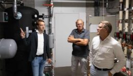 Wethouder Melvin Smit, Henk Veldkamp (voorzitter bestuur De Burght) en Ben Molema (gemeentelijk projectleider) in de vernieuwde installatieruimte van de Burght