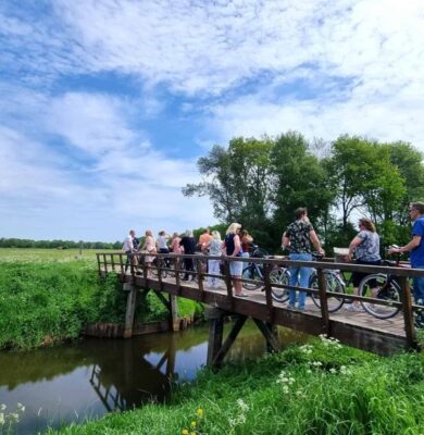 c NP Drentsche Aa fietsers op brug rolderdiep. foto aangeleverd