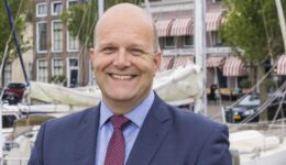 De gemeenteraad van Steenwijkerland beveelt de heer H.K. de Groot (Erik) aan als nieuwe burgemeester. Foto Joachim de Ruijter