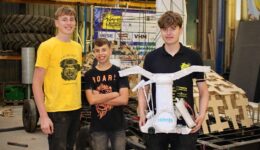 Leden van Nameless 2.0 tonen trots de maquette van hun wagen genaamd ‘Code Geel?!’ – Door: Janine Renes