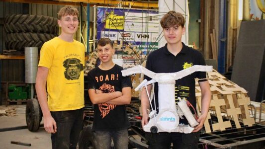 Leden van Nameless 2.0 tonen trots de maquette van hun wagen genaamd ‘Code Geel?!’ – Door: Janine Renes
