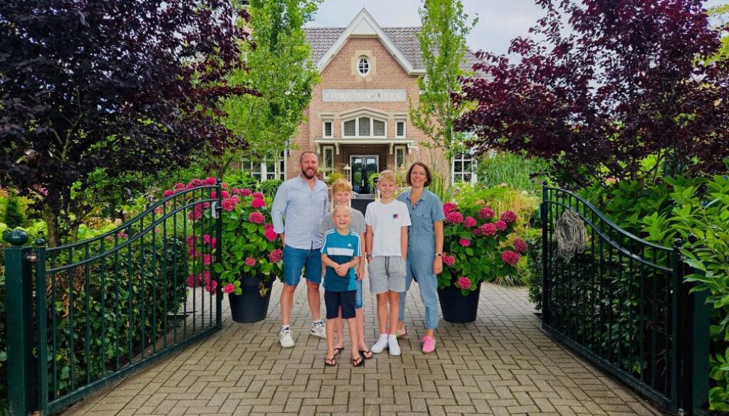 Zorgondernemers Herbergier Oldeberkoop met gezin - augustus 2025 - foto aangeleverd