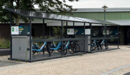 Modern fietspad met duurzame stallingsinfrastructuur, ideaal voor bewoners en bezoekers die elektrische fietsen willen opladen en veilig parkeren - foto Dirk Brans