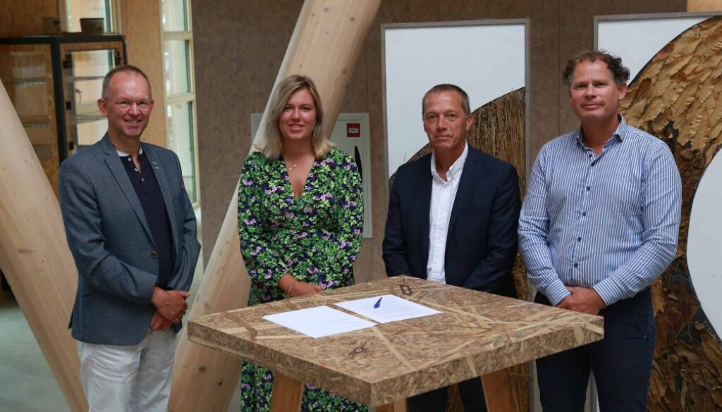 Ondertekenmoment Wortels en Vleugels - foto aangeleverd