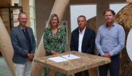 Ondertekenmoment Wortels en Vleugels - foto aangeleverd