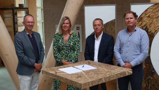 Ondertekenmoment Wortels en Vleugels - foto aangeleverd