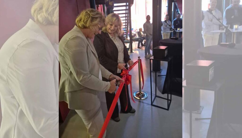 Kunststof audioluidsprekers en microfoons tijdens openingsceremonie RTV SLOS in het radiostation.