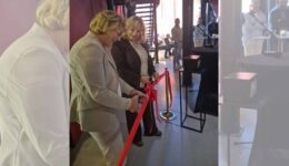 Kunststof audioluidsprekers en microfoons tijdens openingsceremonie RTV SLOS in het radiostation.