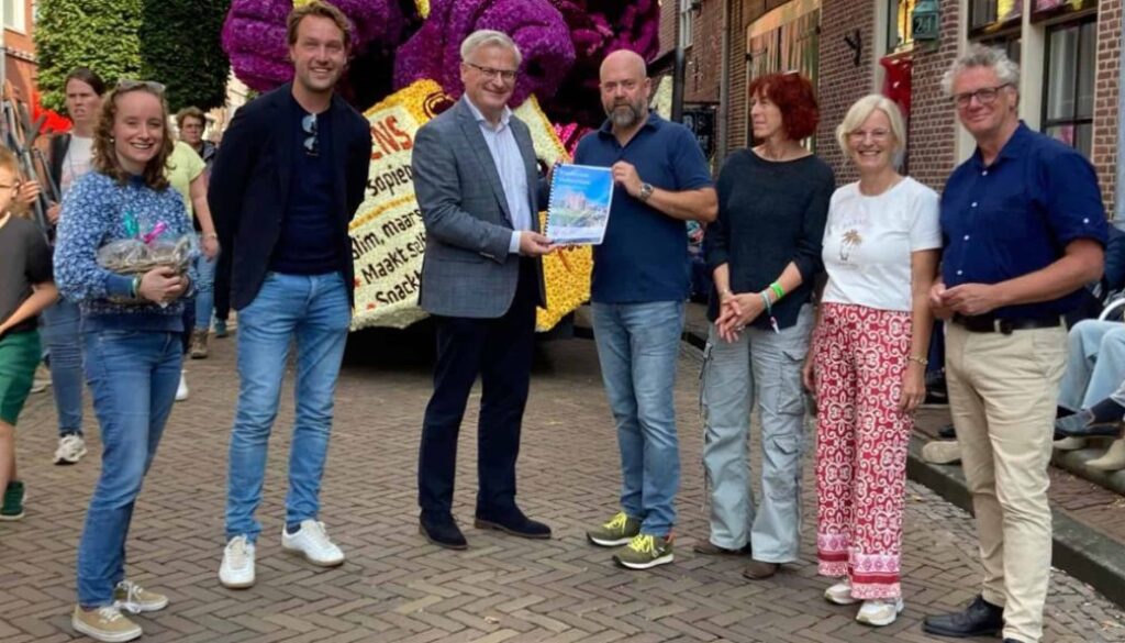 Overhandigen Visie Vollenhove -foto aangeleverd