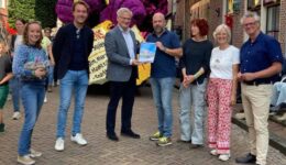 Overhandigen Visie Vollenhove -foto aangeleverd