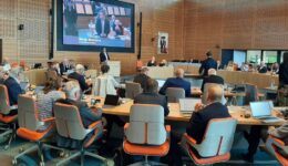 Zeer goed georganiseerde bijeenkomst bij RTV SLOS met diverse deelnemers, presenteren en investeren in de discussie in een moderne conferentiezaal.