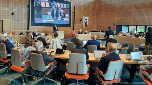 Zeer goed georganiseerde bijeenkomst bij RTV SLOS met diverse deelnemers, presenteren en investeren in de discussie in een moderne conferentiezaal.