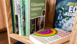 Ruimtelijke vormgeving, duurzame tuinideeën, milieuvriendelijke tuinboeken, ecologische keuken, klimaatvriendelijke tuinieren, eco gids, groene leefstijl, tuinboeken voor duurzaamheid, biodiversiteit in de tuin, ecologisch tuinieren, milieubewust planten, duurzame leefomgeving, natuurlijke tuinoplossingen.