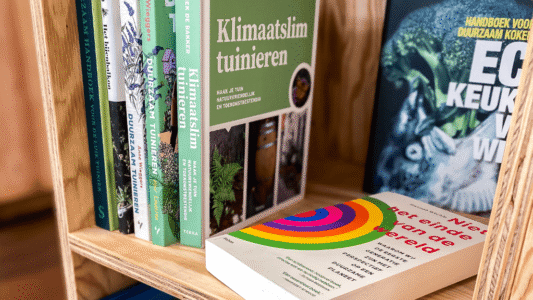 Ruimtelijke vormgeving, duurzame tuinideeën, milieuvriendelijke tuinboeken, ecologische keuken, klimaatvriendelijke tuinieren, eco gids, groene leefstijl, tuinboeken voor duurzaamheid, biodiversiteit in de tuin, ecologisch tuinieren, milieubewust planten, duurzame leefomgeving, natuurlijke tuinoplossingen.