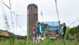 Watertoren met bezoekers - foto Andries de la Lande Cremer