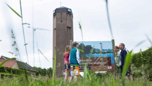 Watertoren met bezoekers - foto Andries de la Lande Cremer