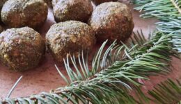 Broodballen met kruiden en dennenboomtakken voor kerstdecoratie, rustiek en natuurlijk, perfect voor feestelijke gelegenheden of als cadeausidee.
