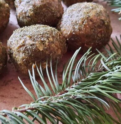 Broodballen met kruiden en dennenboomtakken voor kerstdecoratie, rustiek en natuurlijk, perfect voor feestelijke gelegenheden of als cadeausidee.
