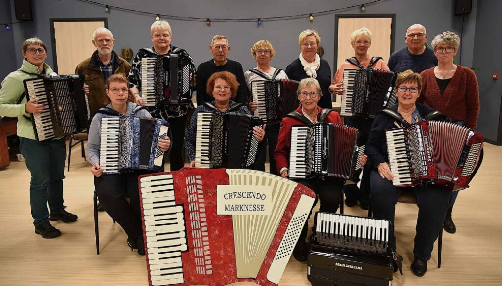 Koorleden van RTV SLOS met accordions, samen in een oefenruimte, klaar voor een optreden of repetitie. Muzikanten van verschillende leeftijden spelen een inspirerende en muzikale rol binnen de gemeenschap.