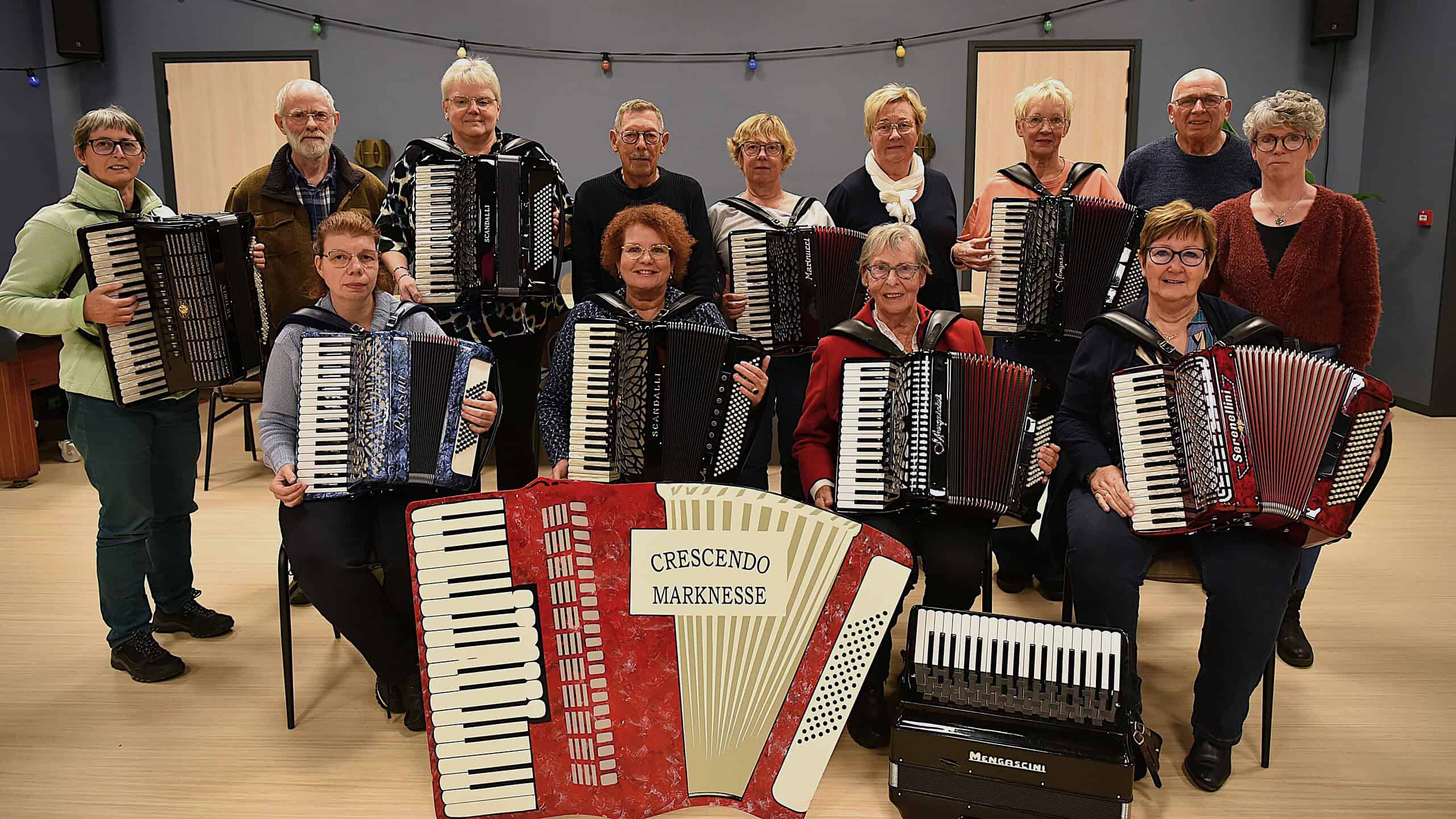 Koorleden van RTV SLOS met accordions, samen in een oefenruimte, klaar voor een optreden of repetitie. Muzikanten van verschillende leeftijden spelen een inspirerende en muzikale rol binnen de gemeenschap.