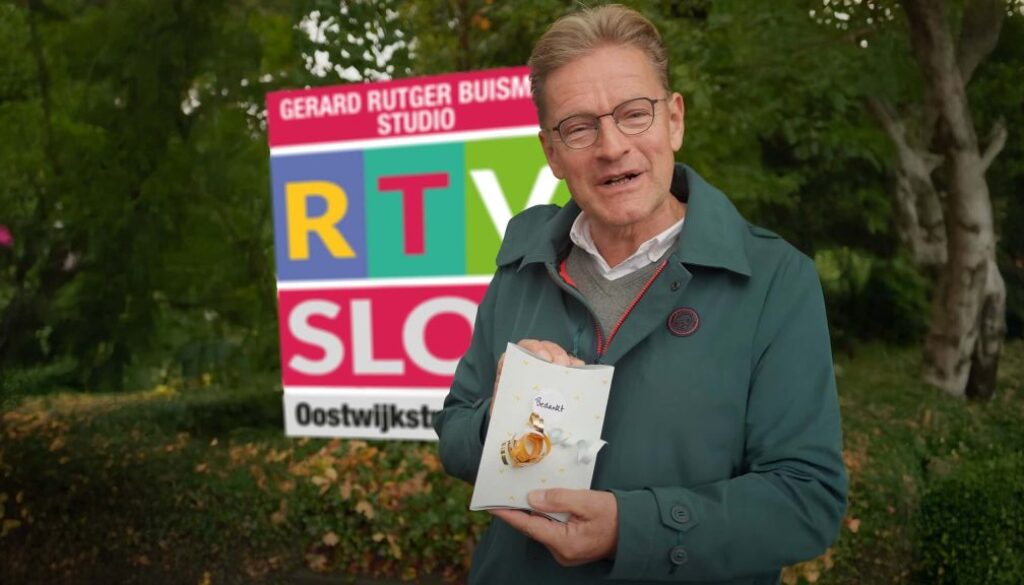 RTV SLOS bedankt burgemeester Rob Bats met een cadeau na zijn laatste interview - foto Thom Dolstra