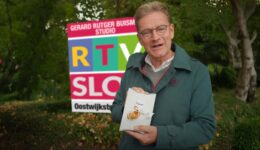 RTV SLOS bedankt burgemeester Rob Bats met een cadeau na zijn laatste interview - foto Thom Dolstra