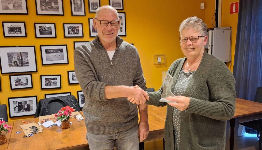 De winnaar van verleden jaar, Gurbe Westerhof overhandigd de wisselbokaal aan de winnaar van dit jaar Grietje Luik - foto aangeleverd
