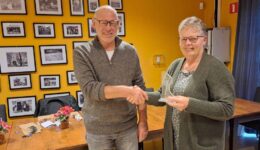 De winnaar van verleden jaar, Gurbe Westerhof overhandigd de wisselbokaal aan de winnaar van dit jaar Grietje Luik - foto aangeleverd
