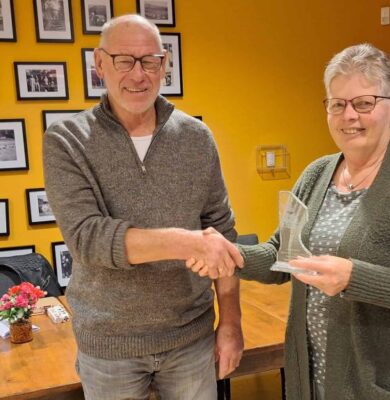 De winnaar van verleden jaar, Gurbe Westerhof overhandigd de wisselbokaal aan de winnaar van dit jaar Grietje Luik - foto aangeleverd