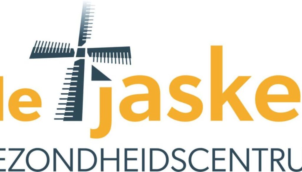 Windmolen met meerdere bladen voor hernieuwbare energie bij RTV SLOS gezondheidscentrum in de regio.