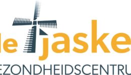 Windmolen met meerdere bladen voor hernieuwbare energie bij RTV SLOS gezondheidscentrum in de regio.
