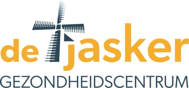 Windmolen met meerdere bladen voor hernieuwbare energie bij RTV SLOS gezondheidscentrum in de regio.