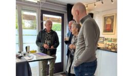 Deelnemer Harm Visserman laat zien hoe een kleurenhoutsnede wordt gemaakt - foto aangeleverd