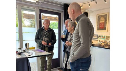 Deelnemer Harm Visserman laat zien hoe een kleurenhoutsnede wordt gemaakt - foto aangeleverd