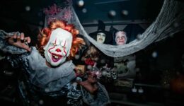 Spooky Halloween feest met griezelige clown en heksen, griezel kostuums en decoração, feestlocatie voor kinderen en volwassenen, spooky sfeer bij RTV SLOS.