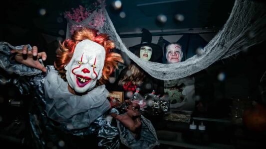 Spooky Halloween feest met griezelige clown en heksen, griezel kostuums en decoração, feestlocatie voor kinderen en volwassenen, spooky sfeer bij RTV SLOS.