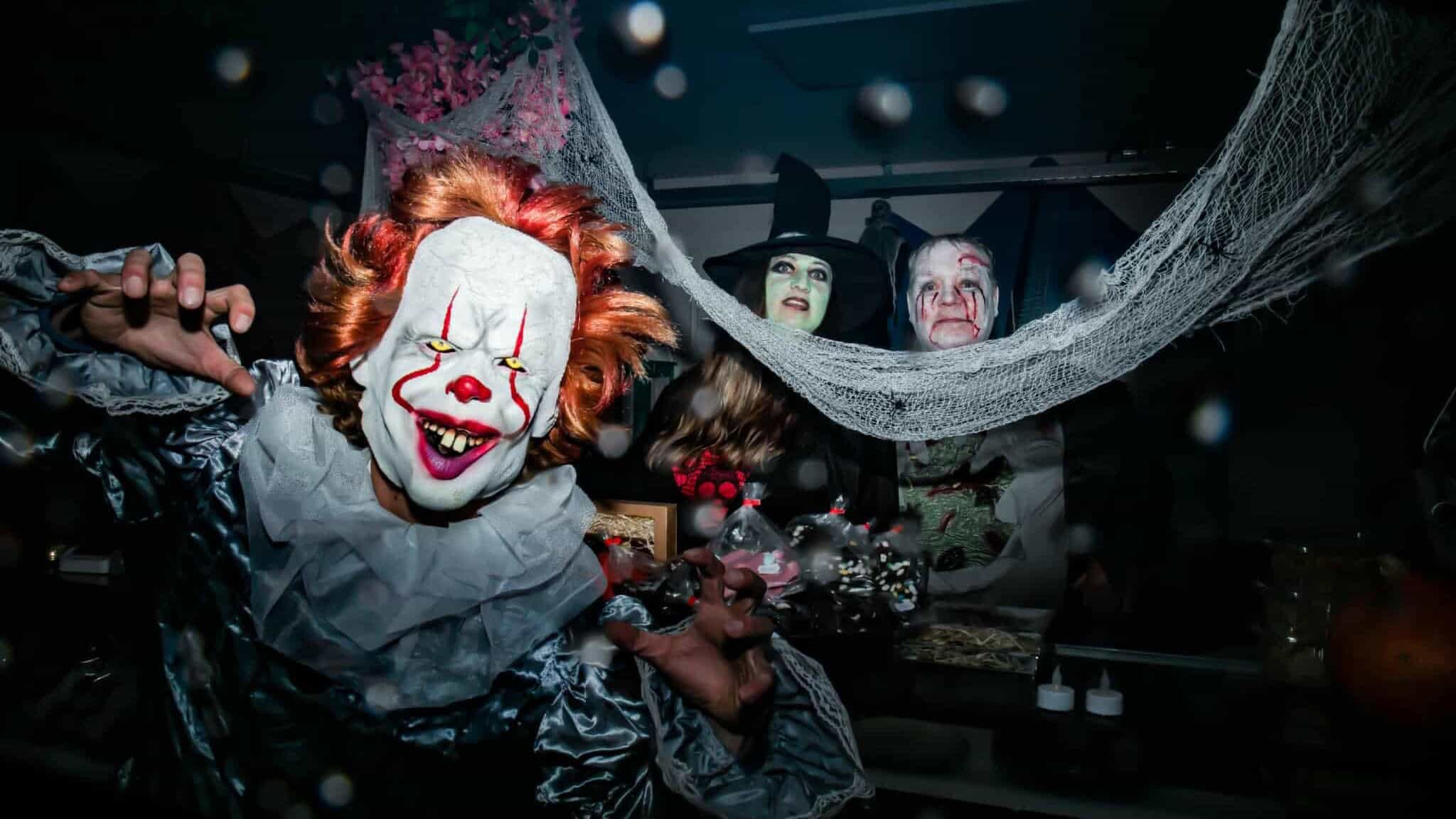 Spooky Halloween feest met griezelige clown en heksen, griezel kostuums en decoração, feestlocatie voor kinderen en volwassenen, spooky sfeer bij RTV SLOS.