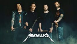 Vier bandleden van Metallica met muziekinstrumenten op een donkere achtergrond, promotie voor Metallica metalband, rockmuziek en live optredens.