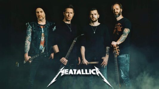 Vier bandleden van Metallica met muziekinstrumenten op een donkere achtergrond, promotie voor Metallica metalband, rockmuziek en live optredens.