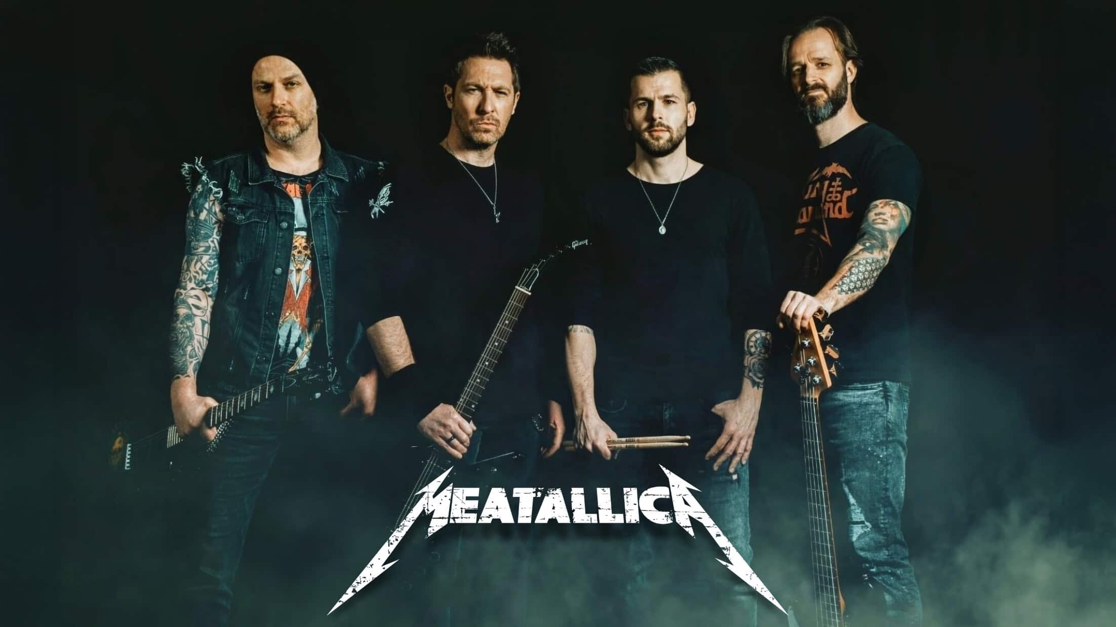 Vier bandleden van Metallica met muziekinstrumenten op een donkere achtergrond, promotie voor Metallica metalband, rockmuziek en live optredens.