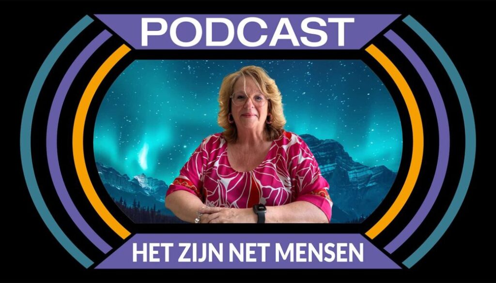 Een vrouw in een roze en witte blouse poseert voor een achtergrond van de Noorderlicht boven bergen en bos, met het logo en titel van de RTV SLOS podcast "Het zijn net mensen".