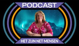 Een vrouw in een roze en witte blouse poseert voor een achtergrond van de Noorderlicht boven bergen en bos, met het logo en titel van de RTV SLOS podcast "Het zijn net mensen".