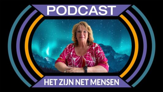 Een vrouw in een roze en witte blouse poseert voor een achtergrond van de Noorderlicht boven bergen en bos, met het logo en titel van de RTV SLOS podcast "Het zijn net mensen".