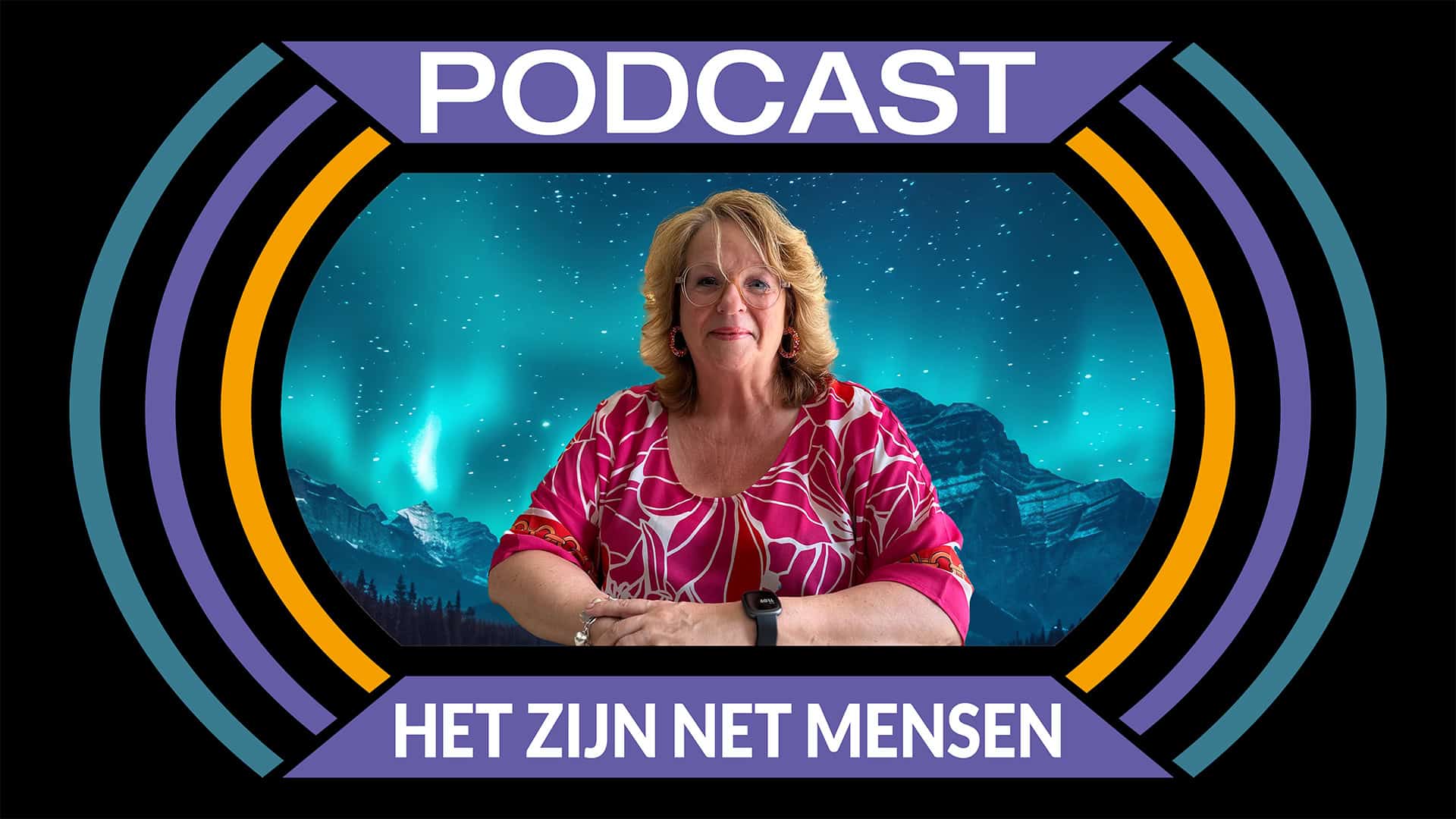 Een vrouw in een roze en witte blouse poseert voor een achtergrond van de Noorderlicht boven bergen en bos, met het logo en titel van de RTV SLOS podcast "Het zijn net mensen".