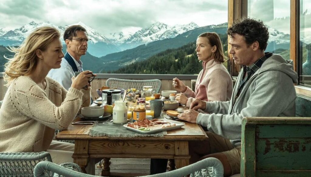 Gezinsontbijt met uitzicht op bergen, RTV SLOS, ontspannen gezichtsuitdrukkingen, ontbijttafel met brood, fruit en koffie, familie geniet van ochtendedrukte in bergachtig landschap, gezellig en rustgevend uitzicht, vakantie sfeer, outdoor ontbijt in Oostenrijk, zonnige ochtend met bergen, familie op terras, jongeren en ouderen samen ontbijten.