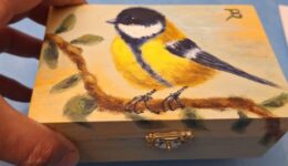 Vogel geschilderd op houten doos, handgemaakt kunstwerk met natuurthema voor decoratie.