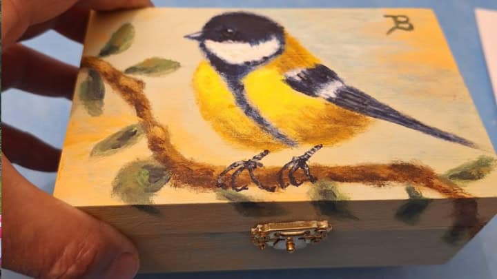 Vogel geschilderd op houten doos, handgemaakt kunstwerk met natuurthema voor decoratie.