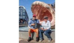 11 fountains Stavoren-Wiepke en Gerda voor de fontein - foto aangeleverd